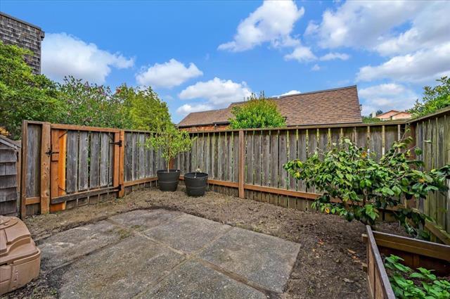 262 Beachview Avenue, Unit 5 Pacifica, CA 94044 - Photo 5 of 23 a backyard of a house with lots of green space