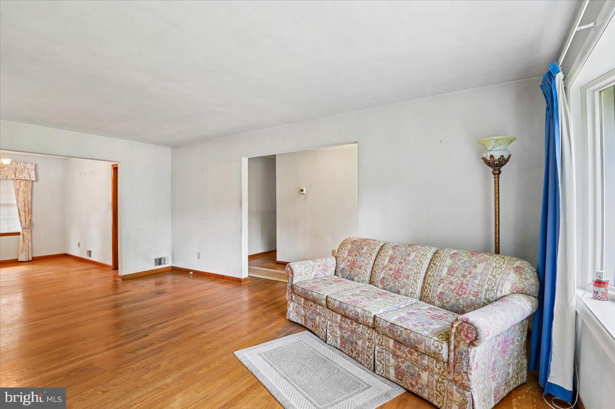 1509 Duvall Road Annapolis, MD 21409 - Photo 18 of 39 a living room with furniture and a couch