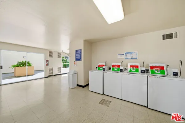 $2,250 | 5530 Owensmouth Avenue, Unit 133, Woodland Hills, CA 91367