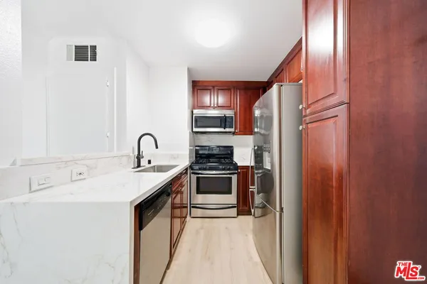 $2,250 | 5530 Owensmouth Avenue, Unit 133, Woodland Hills, CA 91367