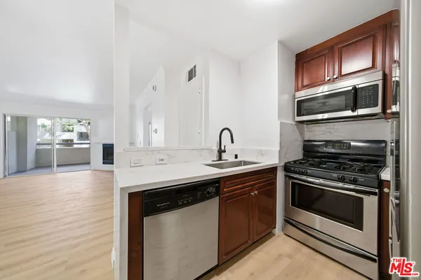 $2,250 | 5530 Owensmouth Avenue, Unit 133, Woodland Hills, CA 91367
