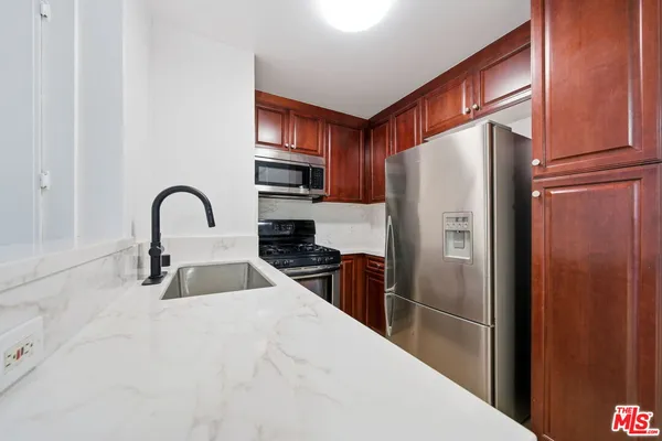 $2,250 | 5530 Owensmouth Avenue, Unit 133, Woodland Hills, CA 91367