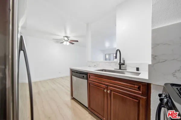 $2,250 | 5530 Owensmouth Avenue, Unit 133, Woodland Hills, CA 91367