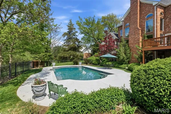 $2,100,000 | 32 Huntleigh Downs Road, Frontenac, MO 63131