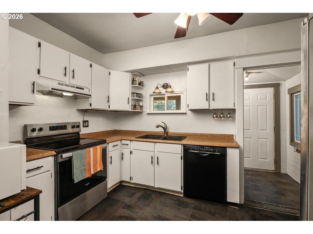 6056 Northeast Willow Street Portland, OR 97213 - Photo 10 of 35