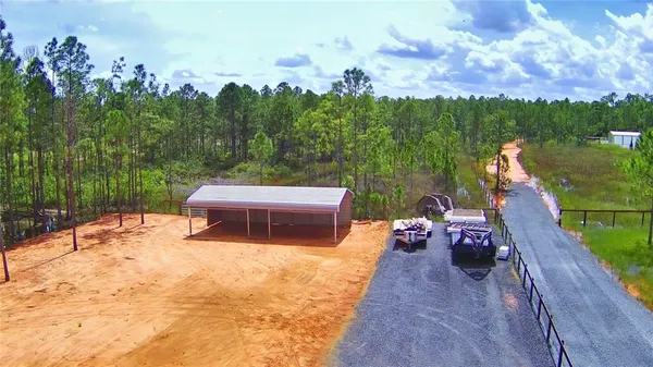 a view of a backyard