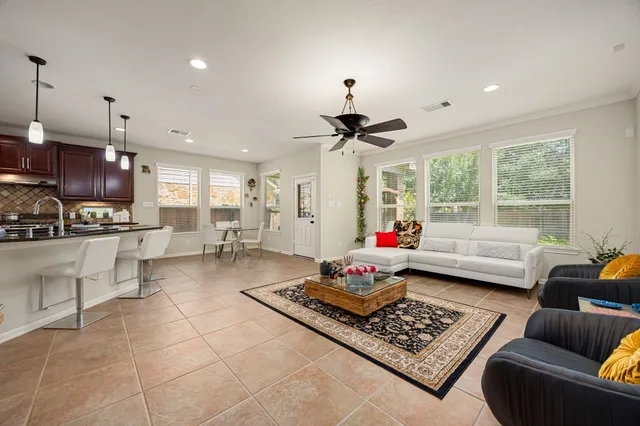 $555,000 | 22 South Marshside Place, Spring, TX 77389