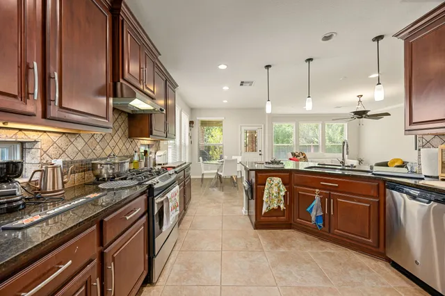 $555,000 | 22 South Marshside Place, Spring, TX 77389