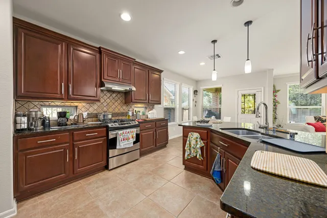 $555,000 | 22 South Marshside Place, Spring, TX 77389