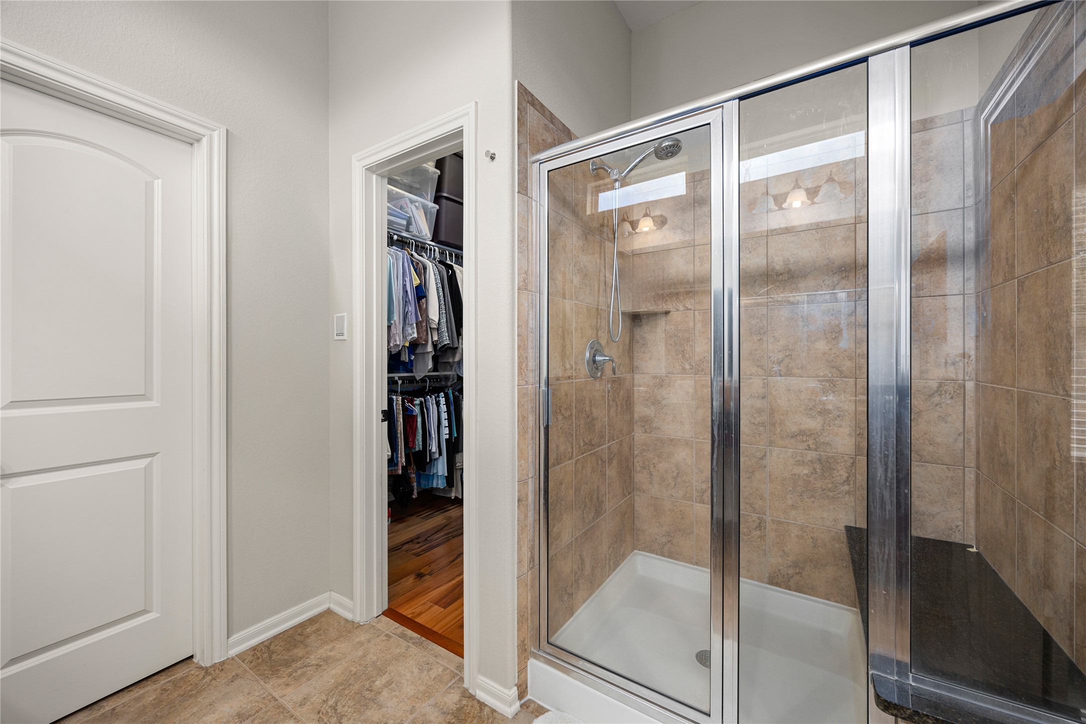 22 South Marshside Place Spring, TX 77389 - Photo 24 of 43 a bathroom with a glass shower door