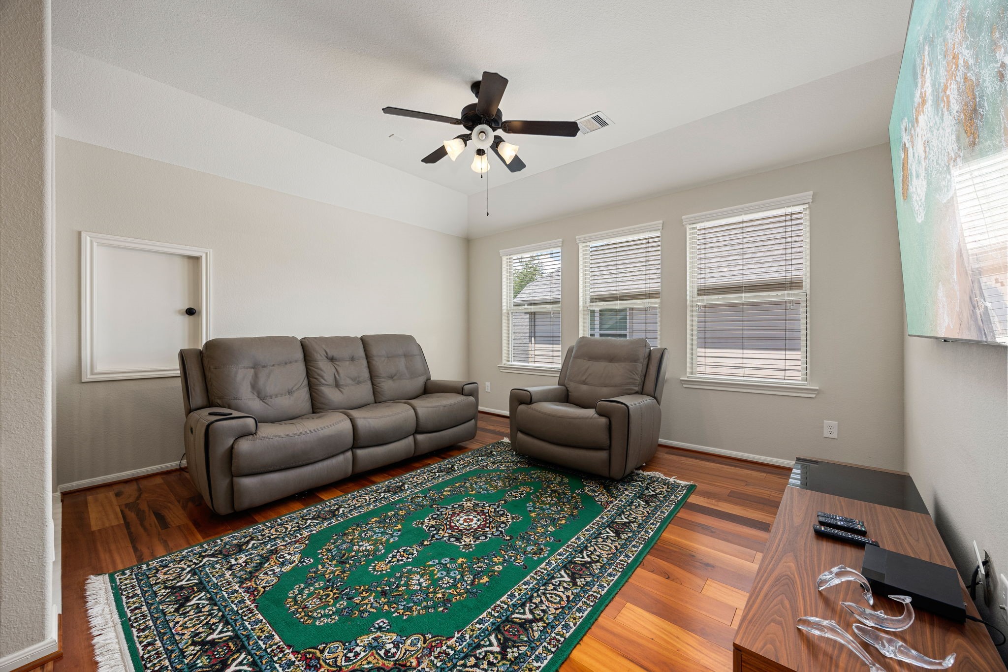 22 South Marshside Place Spring, TX 77389 - Photo 27 of 43 a living room with furniture and a rug