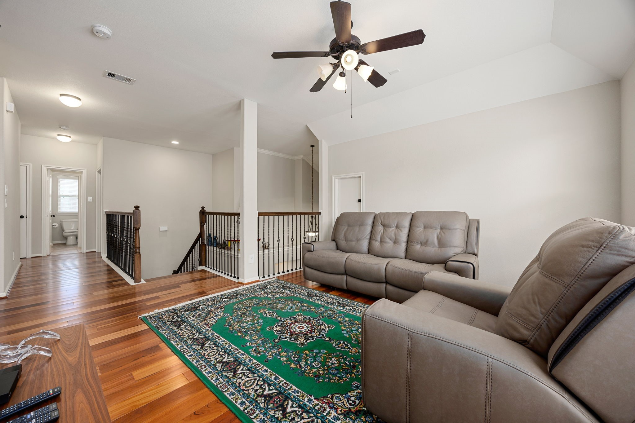22 South Marshside Place Spring, TX 77389 - Photo 28 of 43 a living room with furniture
