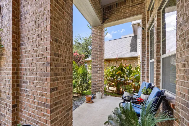 $555,000 | 22 South Marshside Place, Spring, TX 77389