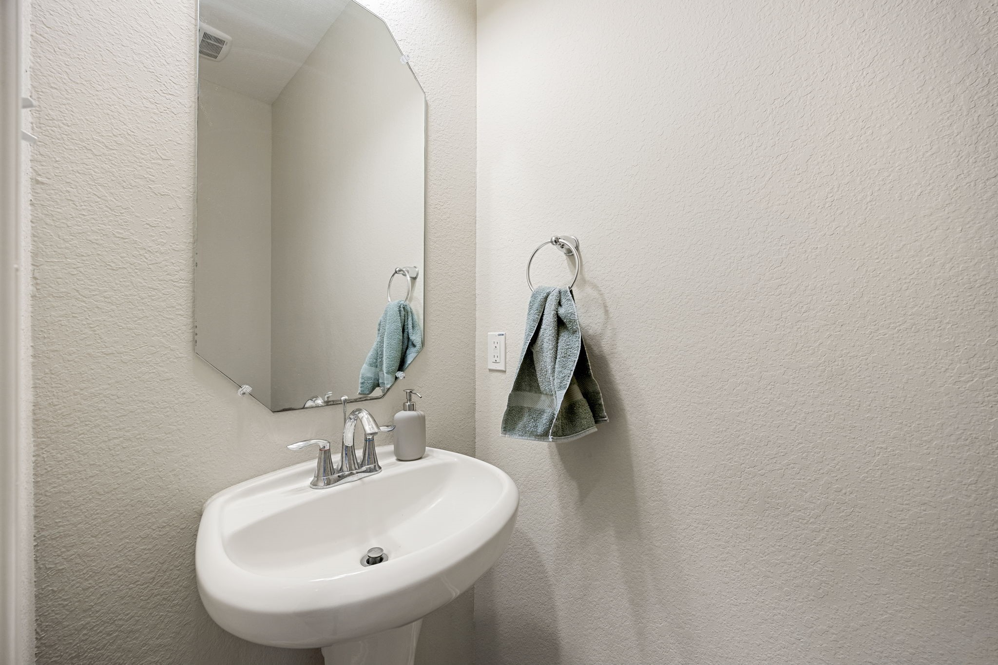 22 South Marshside Place Spring, TX 77389 - Photo 37 of 43 a bathroom with a sink and a mirror