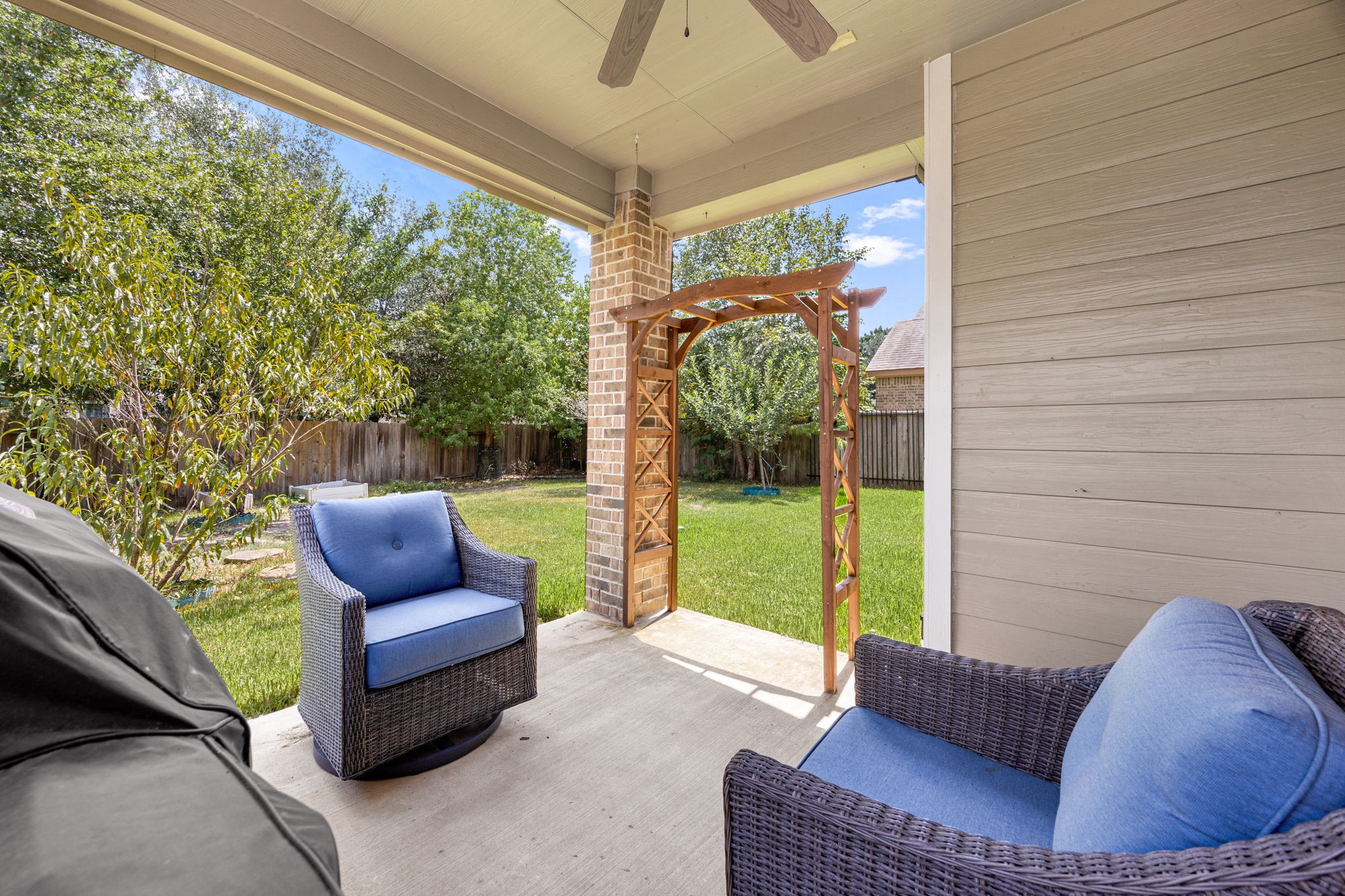 22 South Marshside Place Spring, TX 77389 - Photo 40 of 43 a outdoor living space with patio furniture and a garden