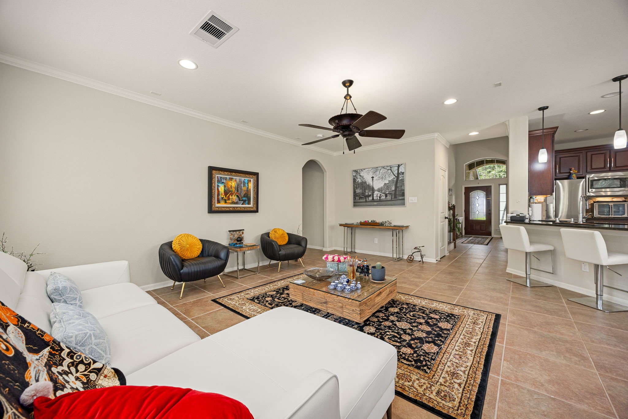 22 South Marshside Place Spring, TX 77389 - Photo 9 of 43 a living room with furniture and kitchen view