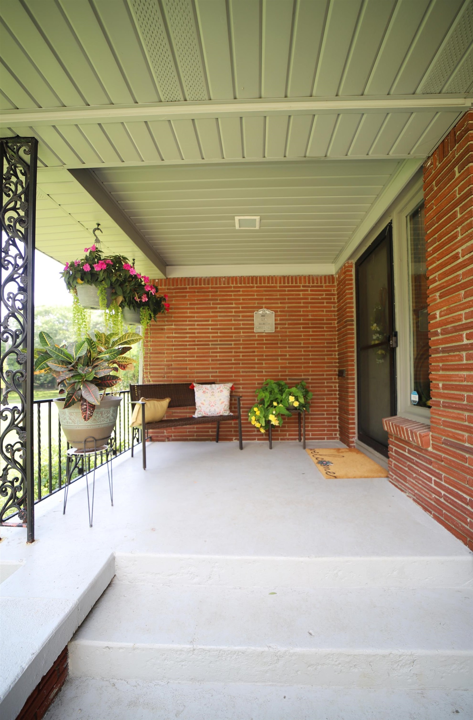 1910 Hampden Road Flint, MI 48503 - Photo 2 of 38 50088681-1.JPG