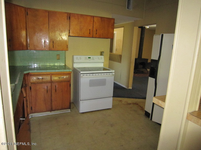 6958 Rollo Road Jacksonville, FL 32205 - Photo 4 of 8 a utility room with dryer and washer