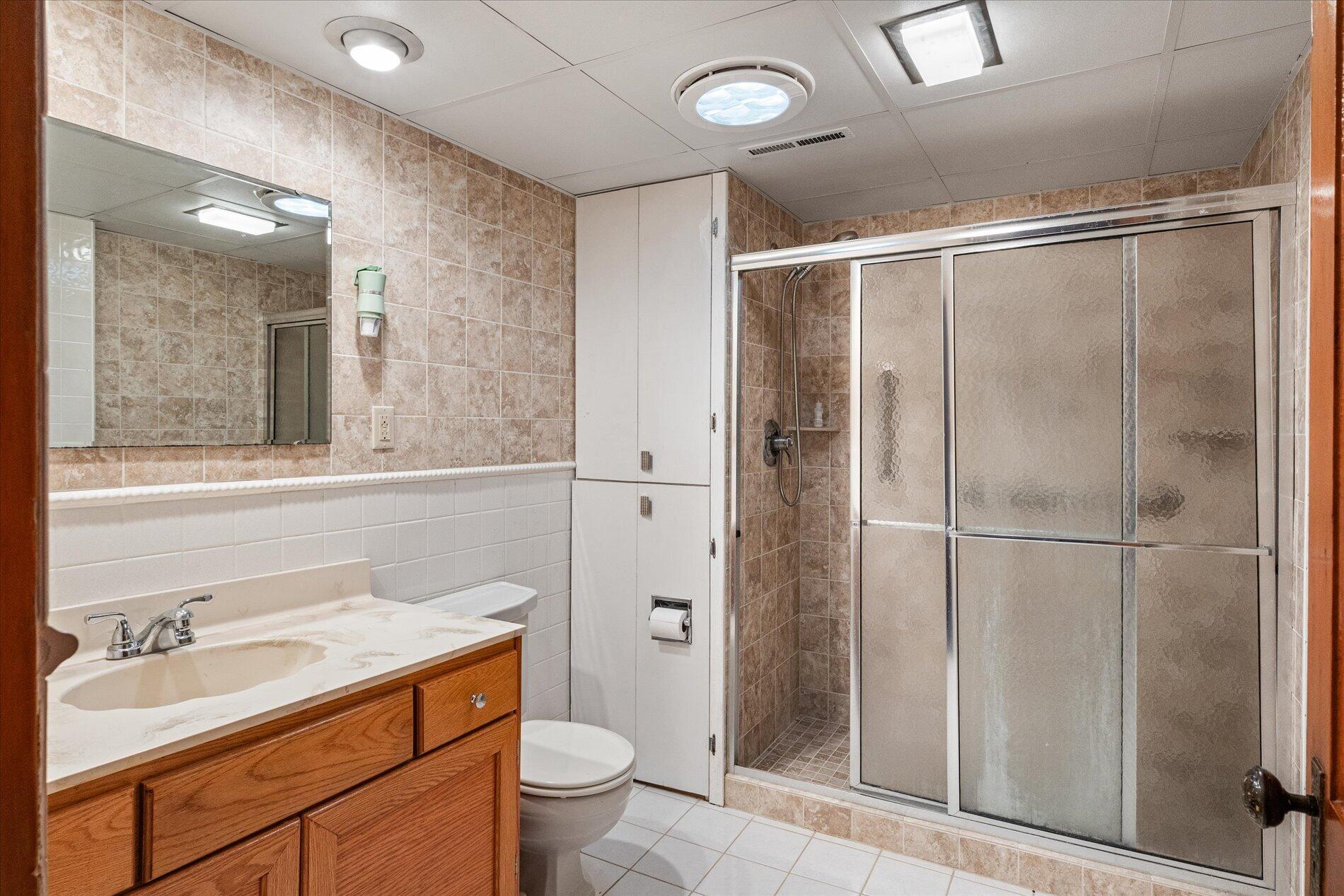 S921 Sveum Ridge Road Coon, WI 54623 - Photo 28 of 33 Full bathroom_Upper level