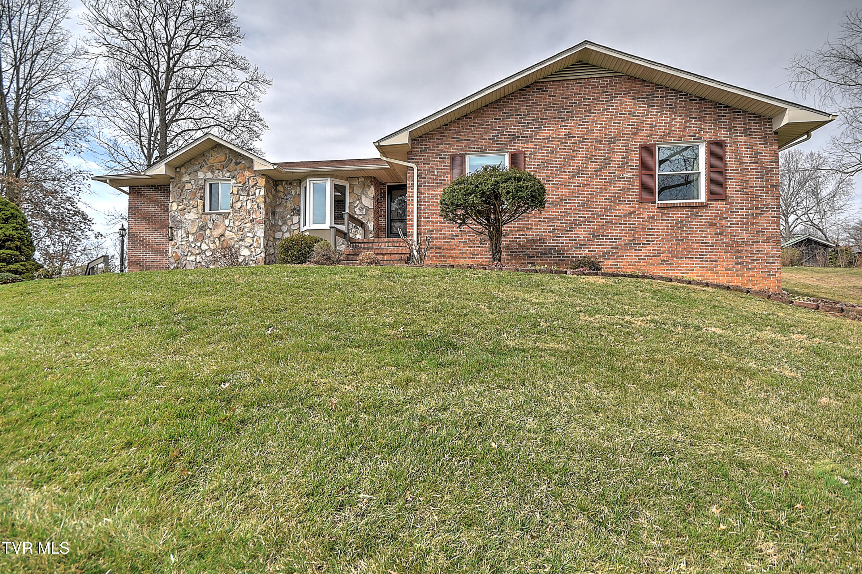 113 Fox Hall Circle Bristol, TN 37620 - Photo 2 of 79 113 Fox Hall DM-3
