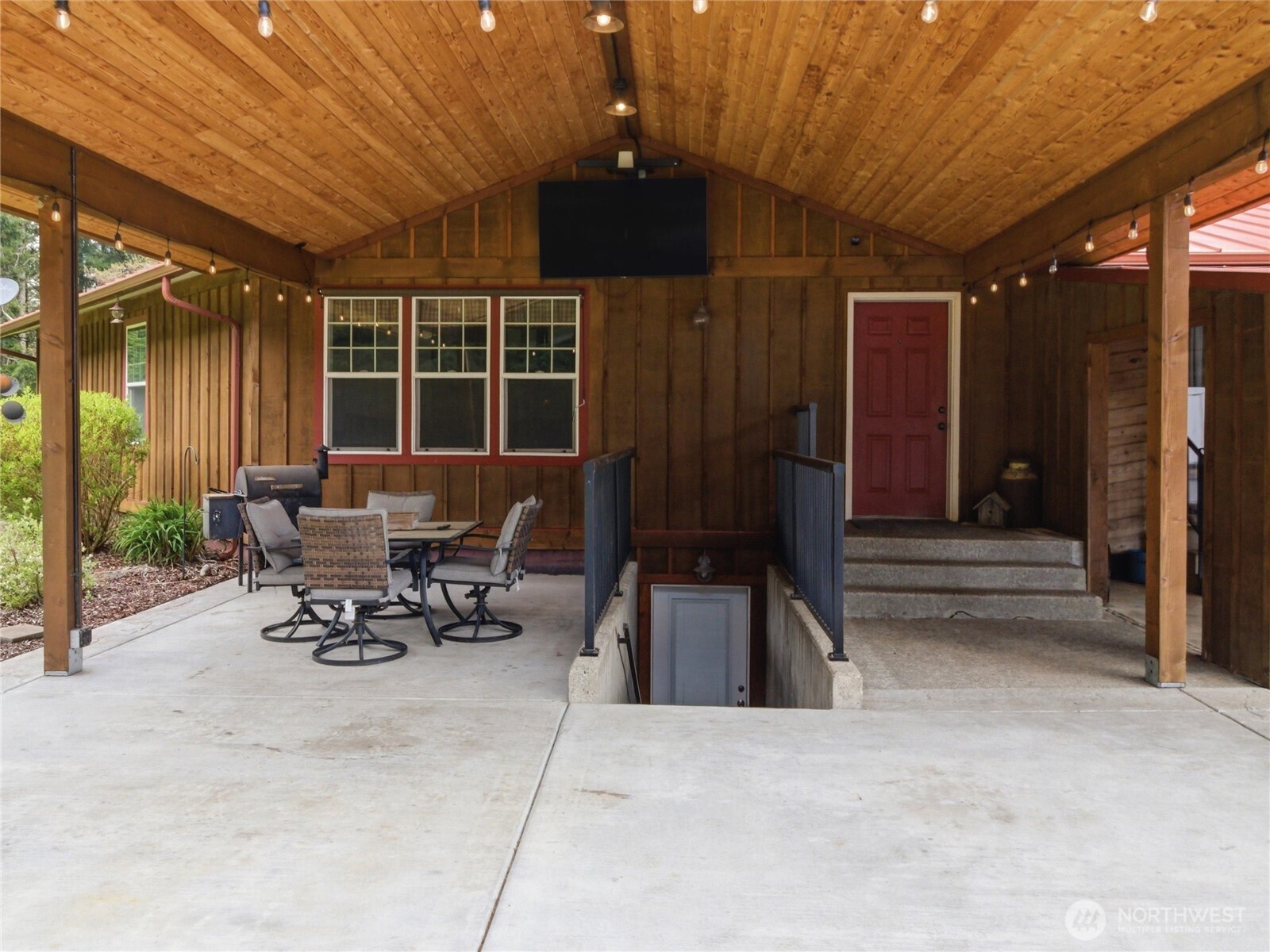 115 Romerman Road Chehalis, WA 98532 - Photo 32 of 40 a view of a patio with table and chairs