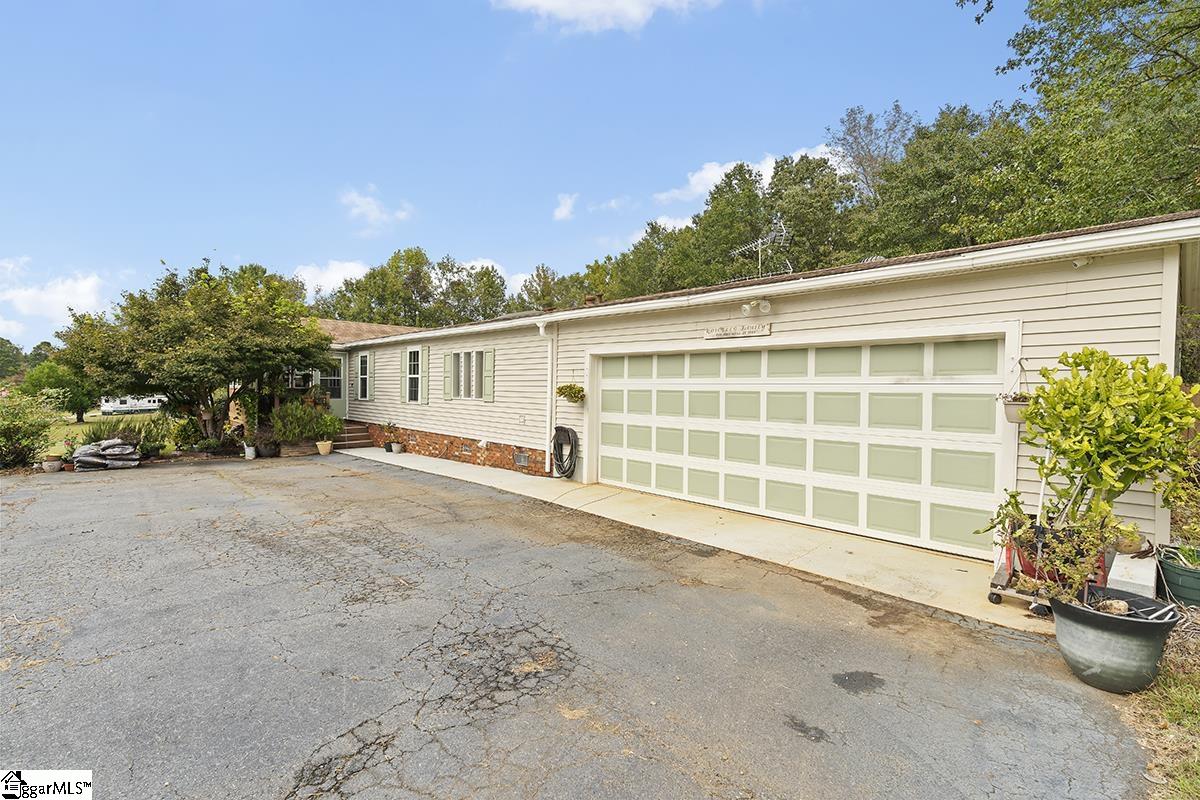 1110 State Rd S-24-398 Hodges, SC 29653 - Photo 3 of 25