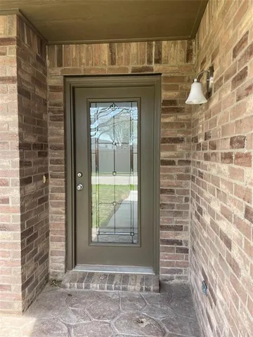 a view of entryway with a small yard