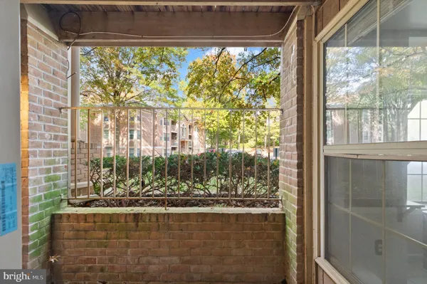 a view of window in an empty room