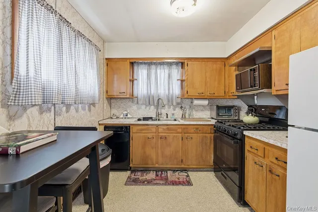 $599,000 | 92 Apple Street, Brentwood, NY 11717