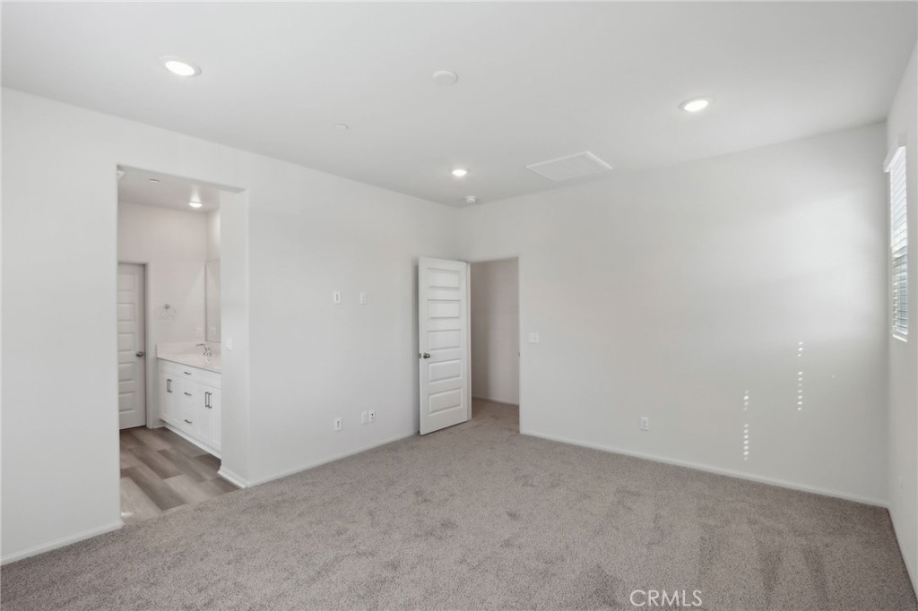 29527 Via Cosecha Temecula, CA 92591 - Photo 19 of 35 an empty room with closet and windows