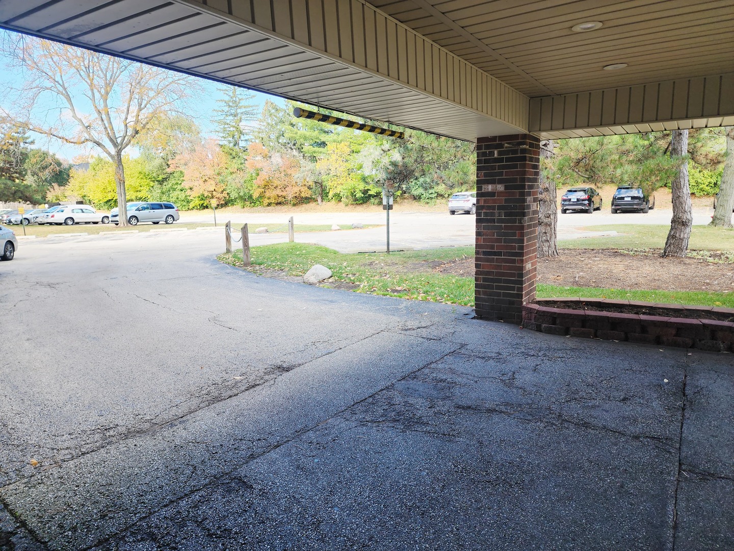 1026 Castilian Court, Unit 113 Glenview, IL 60025 - Photo 2 of 16 a view of a backyard of the house