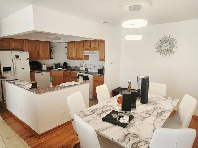 $300,000 | 1026 Castilian Court, Unit 113, Glenview, IL 60025