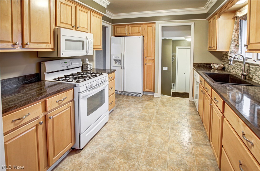 32301 Knobel Road Willowick, OH 44095 - Photo 9 of 35