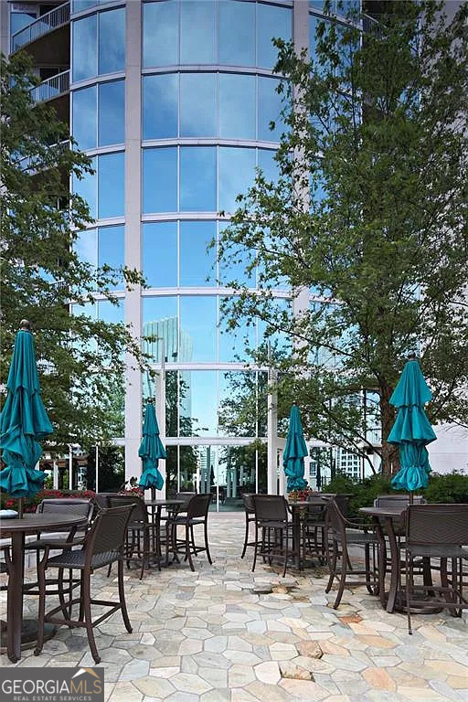 3324 Peachtree Road Northeast, Unit 2713 Atlanta, GA 30326 - Photo 23 of 29 a view of a tables and chairs in a patio