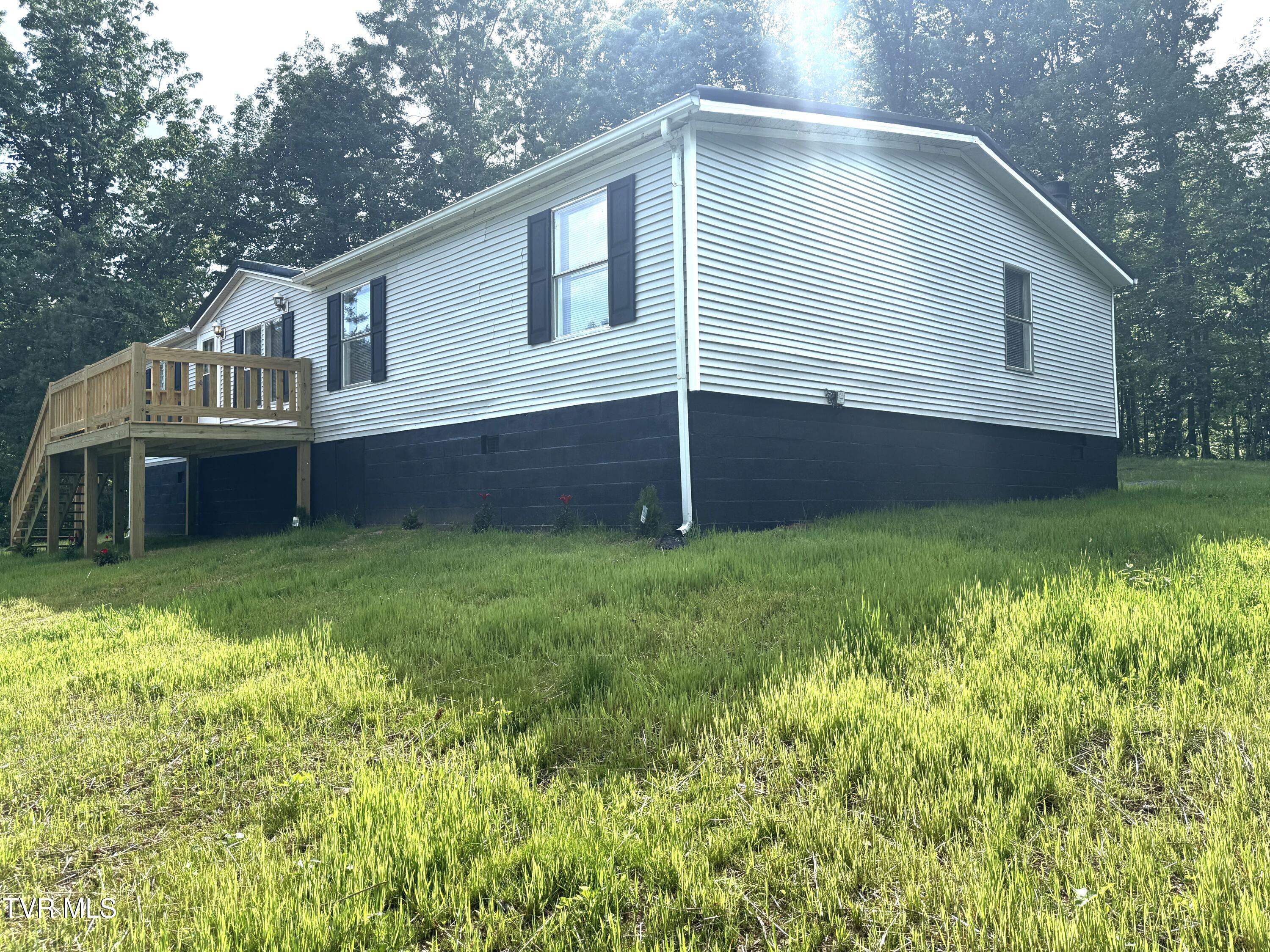 1555 Hamner Hollow Road Big Stone Gap, VA 24219 - Photo 4 of 41 LEFT FRONT COFRNER VIEW