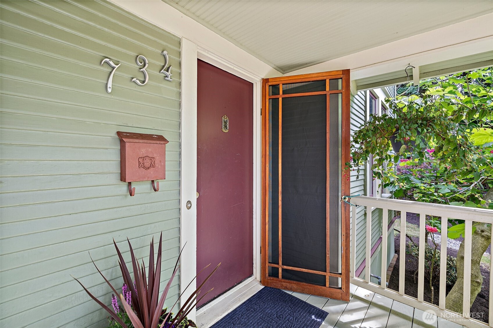 734 North 75th Street Seattle, WA 98103 - Photo 2 of 33