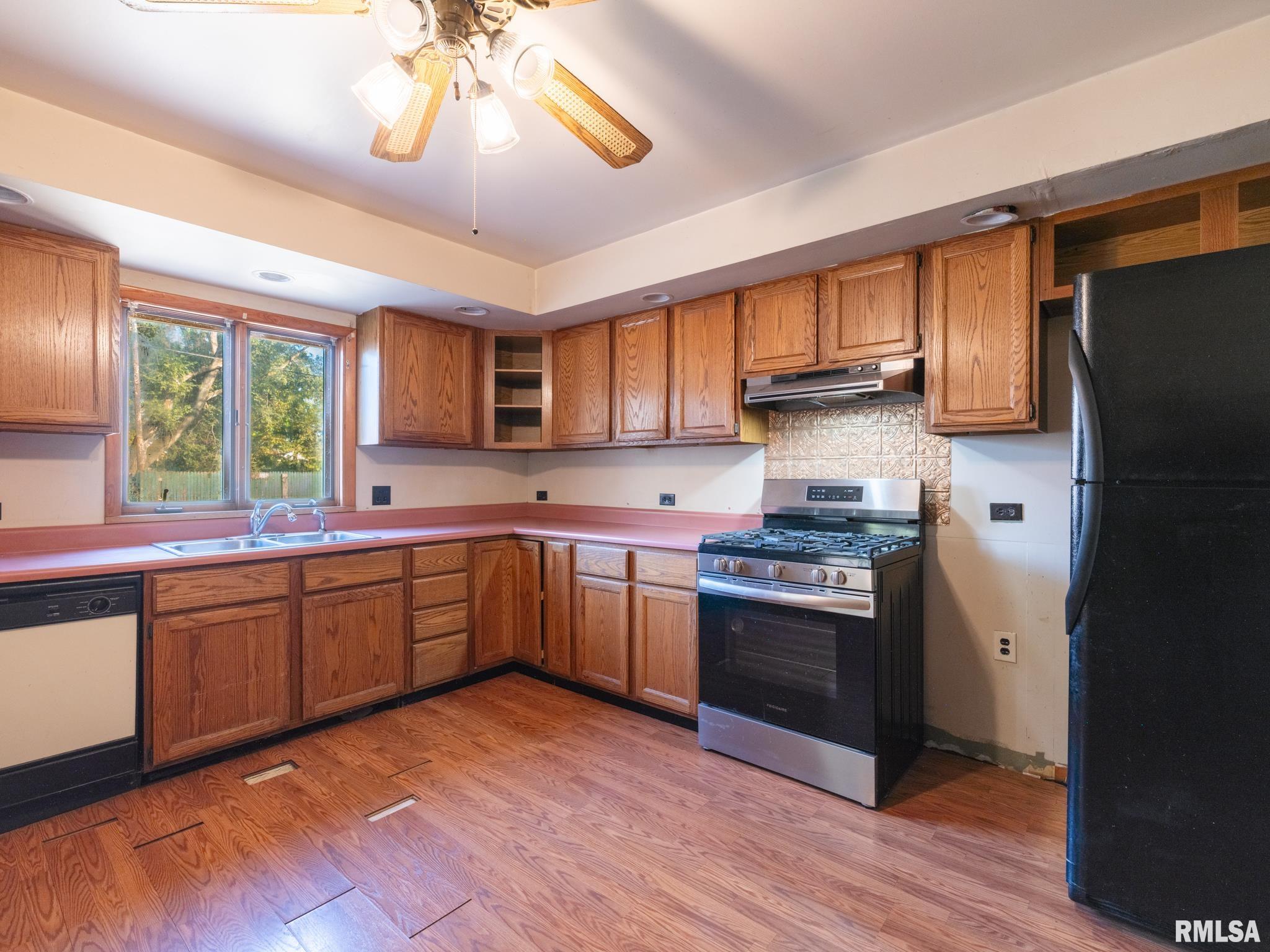 900 South Warren Street Peoria, IL 61605 - Photo 7 of 54