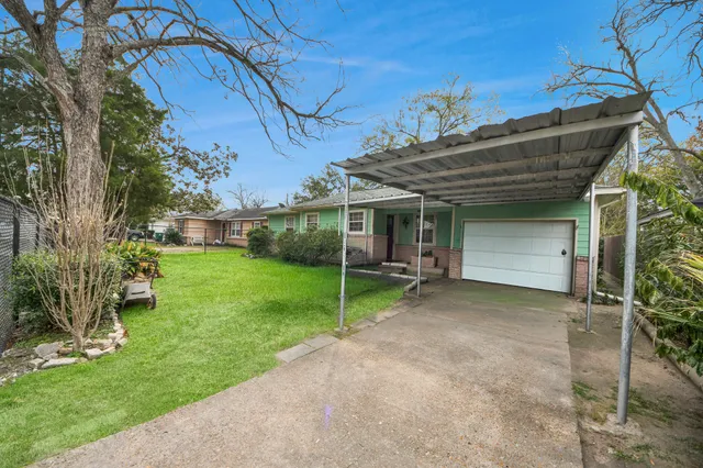 a view of a house with a backyard