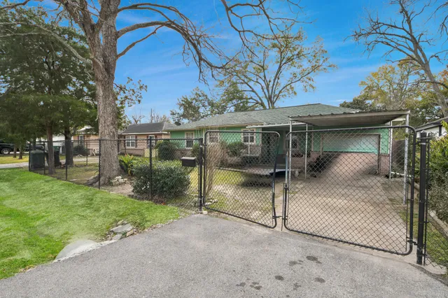 a view of a house with a backyard