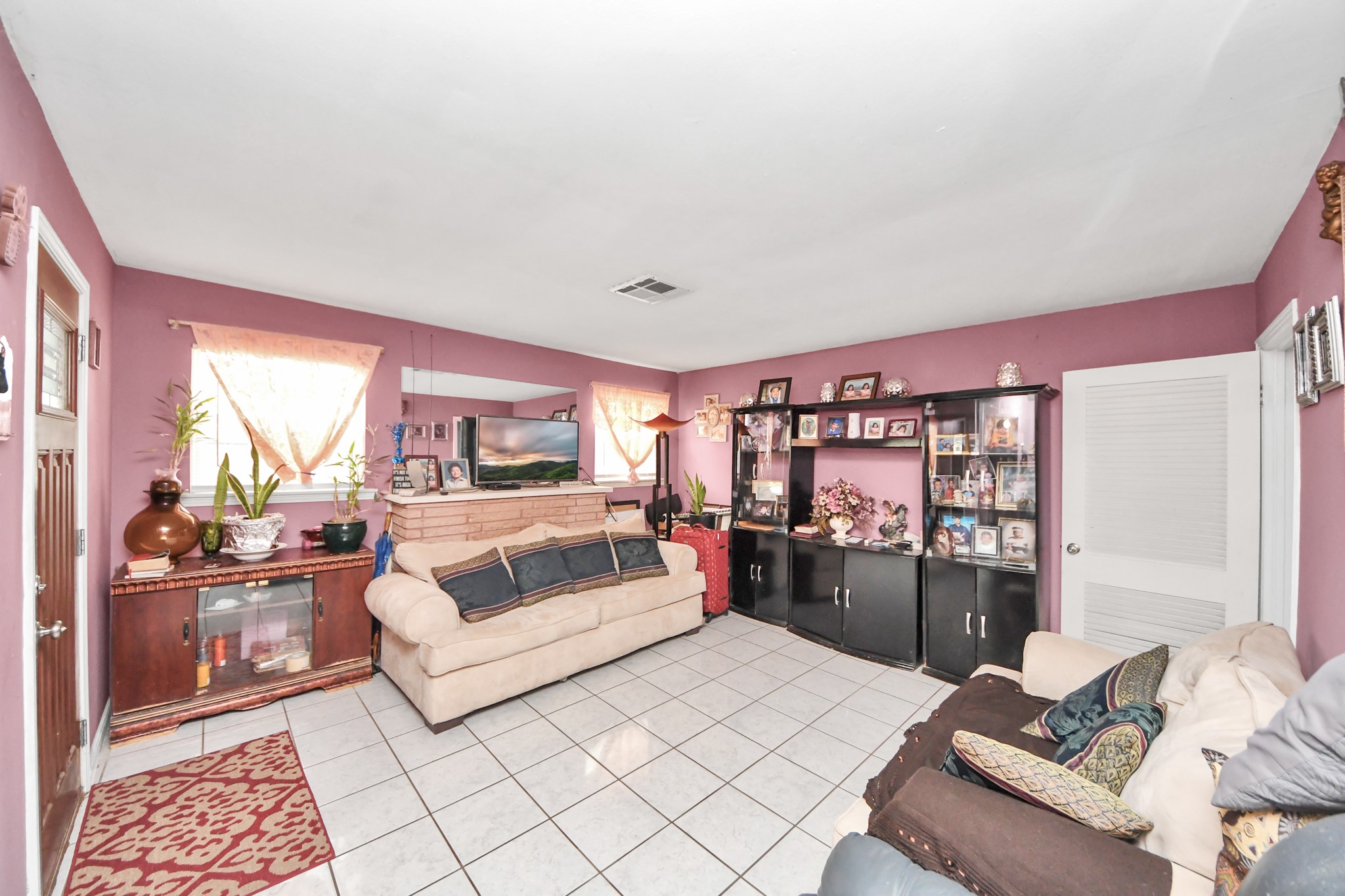 216 Tallant Street Houston, TX 77076 - Photo 8 of 32 Living room