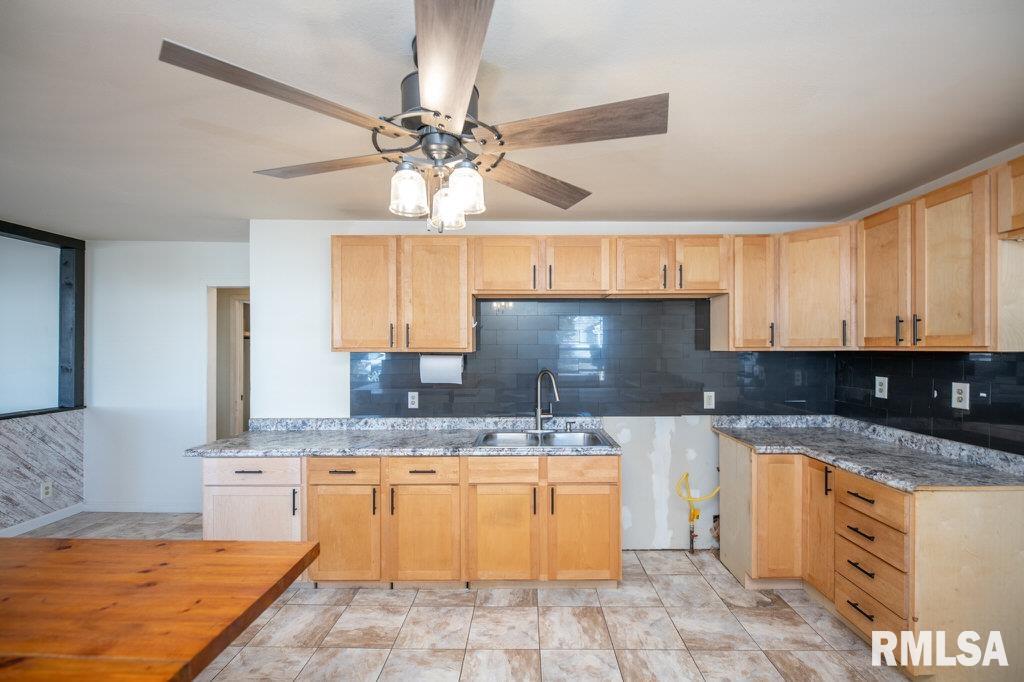 1408 Charlotte Street Pekin, IL 61554 - Photo 4 of 39