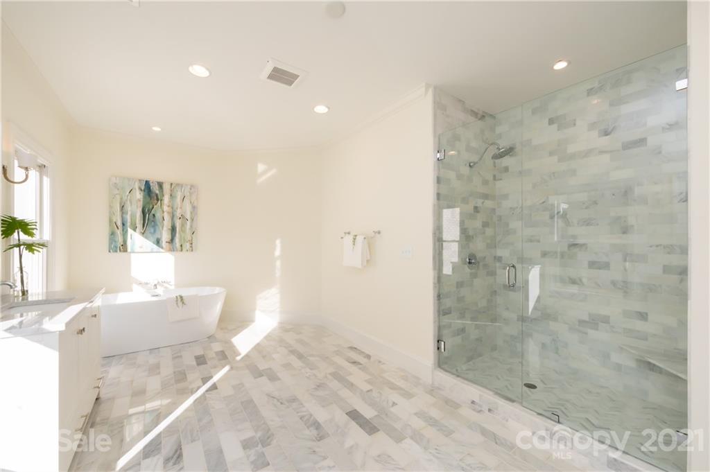 4407 Oglukian Road Charlotte, NC 28226 - Photo 34 of 48 a bathroom with a bathtub sink and mirror