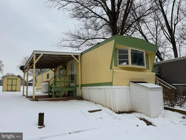 a view of a car garage of the house