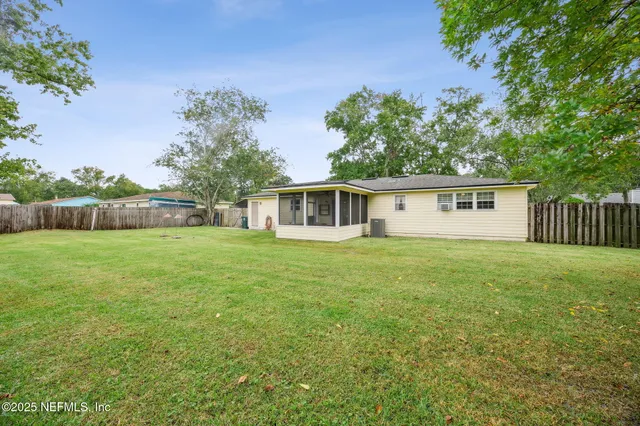 a view of a house with backyard and garden