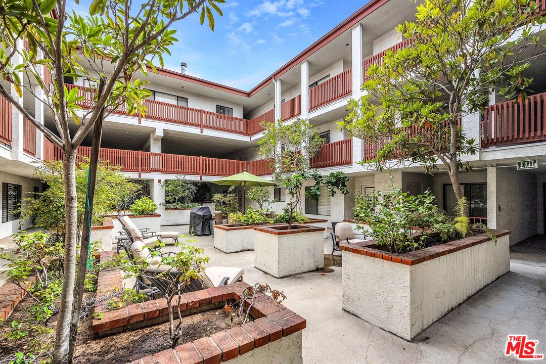 9737 Charnock Avenue, Unit 4 Los Angeles, CA 90034 - Photo 4 of 29