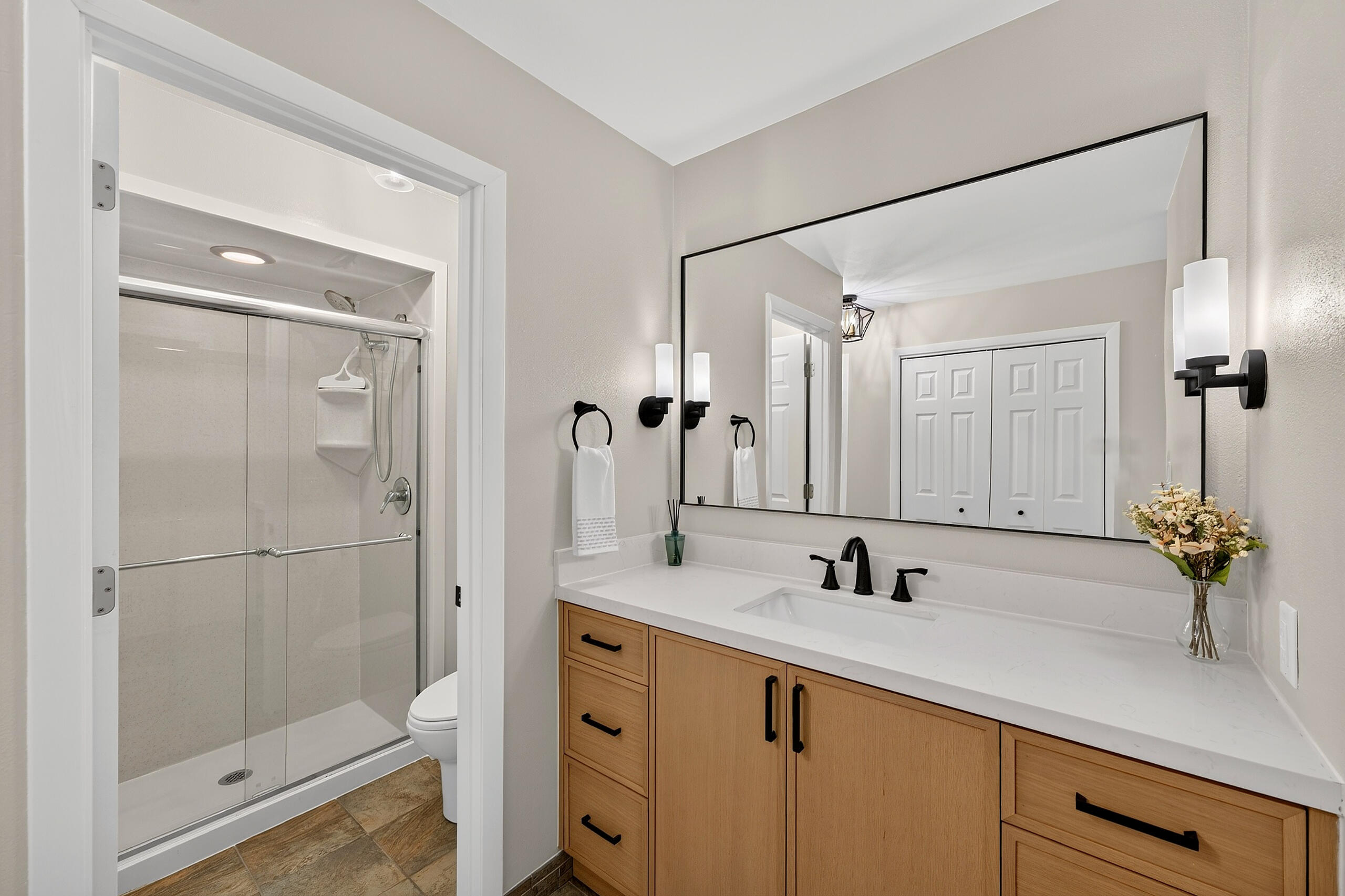 8153 West Holly Road Mequon, WI 53097 - Photo 9 of 42 021_DH100113