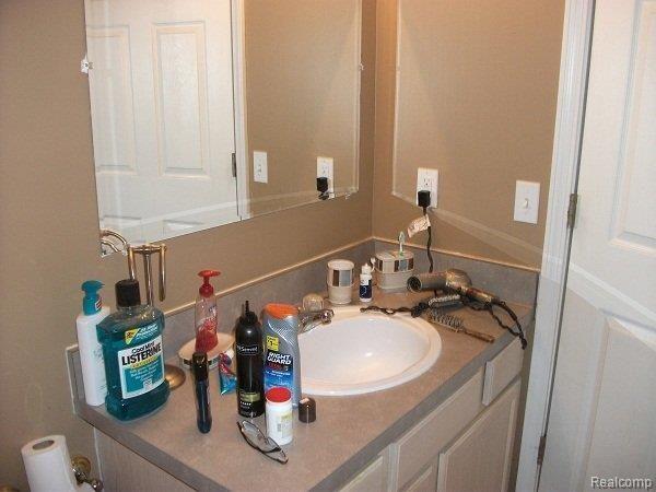 2606 Longview Avenue Rochester, MI 48307 - Photo 12 of 17 Main bath3