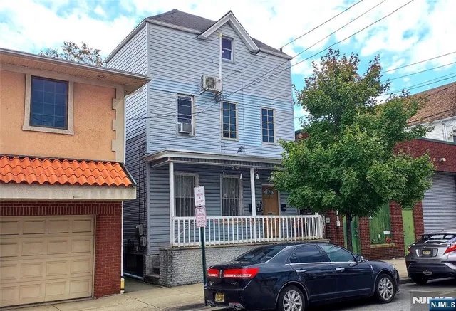 $1,900 | 6 6th Street, Harrison, NJ 07029