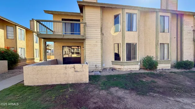 a view of a house with backyard and garden