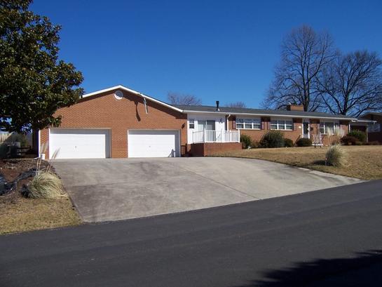 5609 Thornrose Road Roanoke, VA 24012 - Photo 4 of 18 2